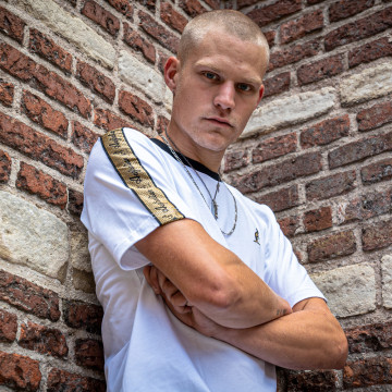 Australian T-shirt with gold shoulder trim | white